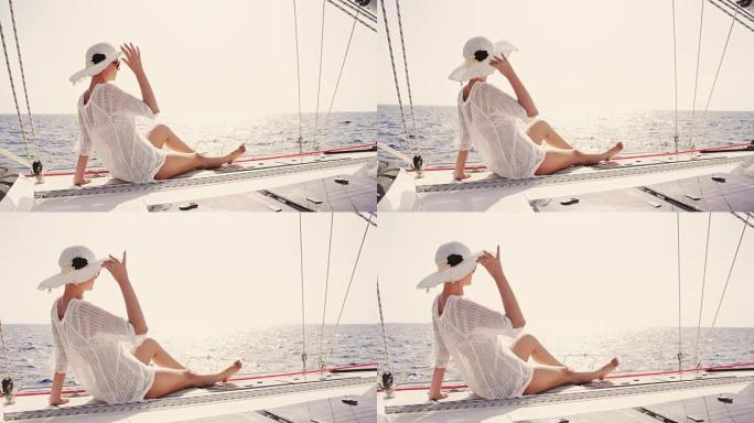 在帆船上享受风的SLO MO女人