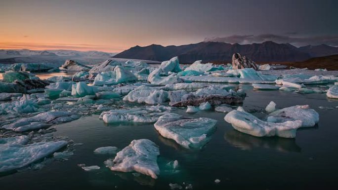 冰岛Jokulsarlon冰川湖的冰山