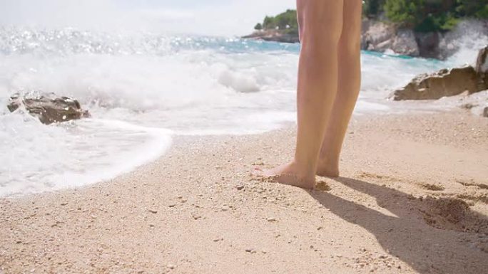 SLO MO海滩上的女人腿