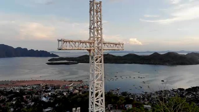推过俯瞰菲律宾海湾的十字塔
