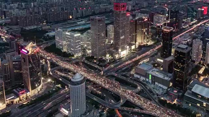 T/L HA PAN北京天际线和城市交通的高角度视图，昼夜过渡/北京，中国