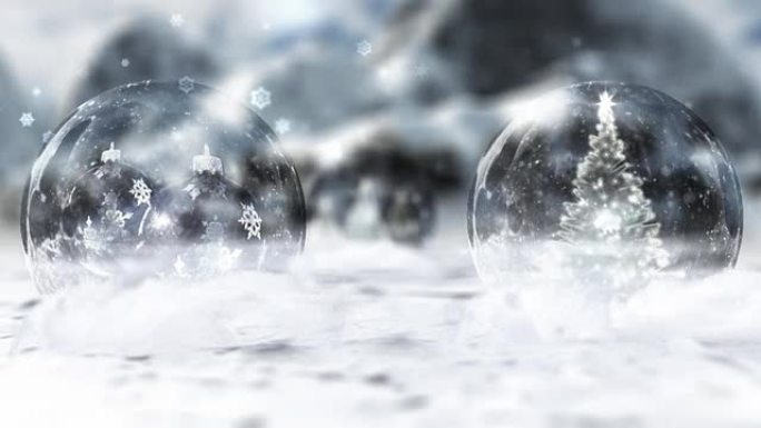 带有圣诞装饰的水晶球，冬季。