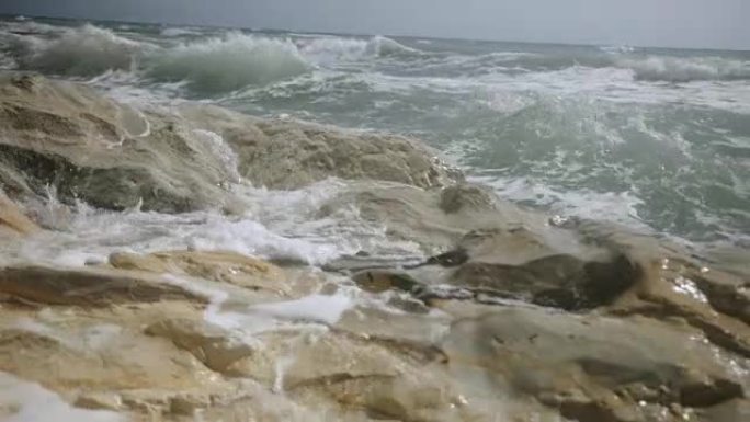 夏天海浪在白色海滩岩石上撞击