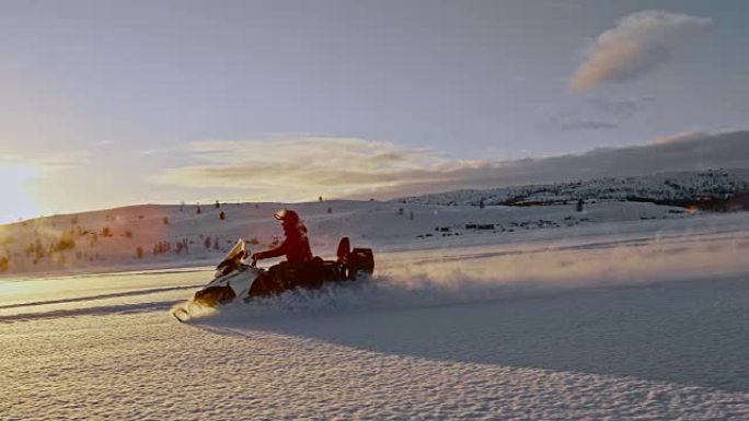 日落时骑着雪地摩托的SLO MO