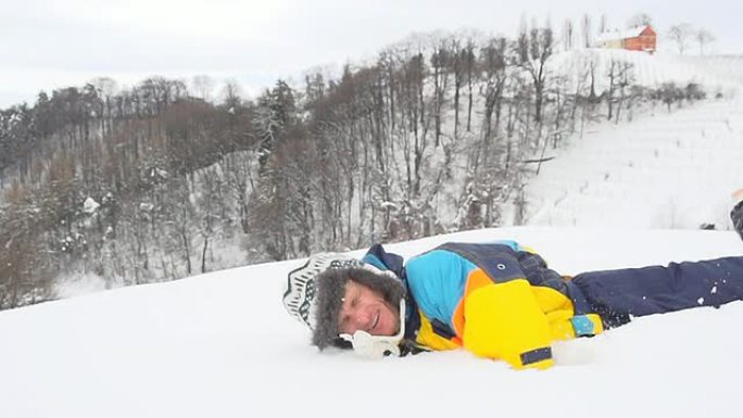 HD SUPER SLOW-MO：一名男子坠入雪地