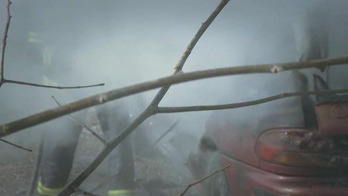 HD：消防员灭火燃烧的汽车
