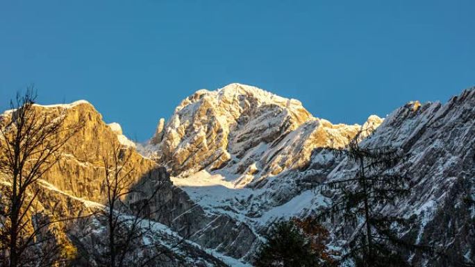 T/L 8k日出时拍摄的一座山