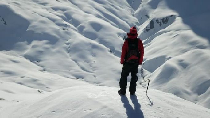 登山者在白雪覆盖的山上欢腾