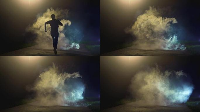 在黑暗背景上的烟雾中奔跑的男人，慢动作