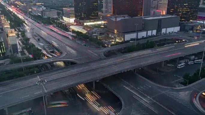 多条高速公路上的T/L WS HA PAN高峰时间交通，昼夜过渡/中国北京