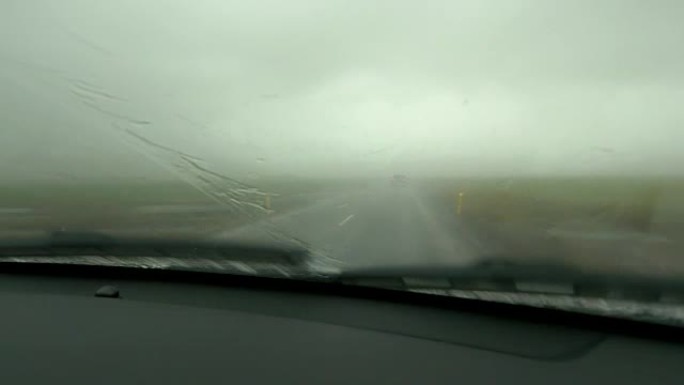 POV在雨中驾驶雨中行驶第一视角驾驶