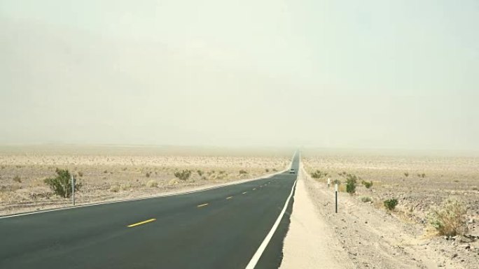 汽车穿过沙漠