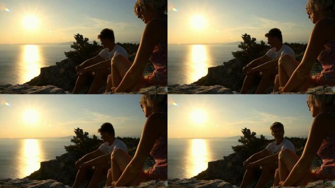 高清：情侣欣赏海景日落