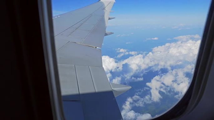 飞行过程中从飞机窗口看到云和海洋