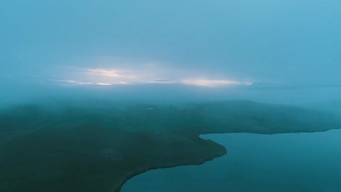 神秘的湖。鸟瞰图仙境环境云雾