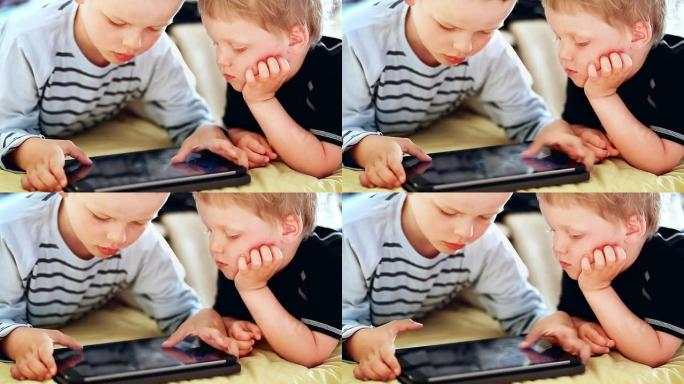 玩数字平板电脑的小男孩