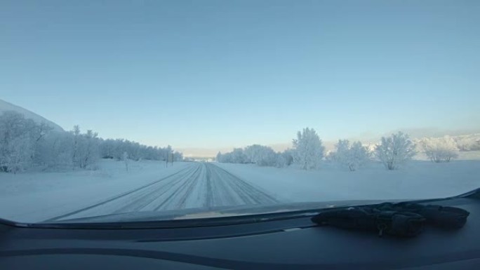 POV在Kirkenes镇附近的雪道上行驶