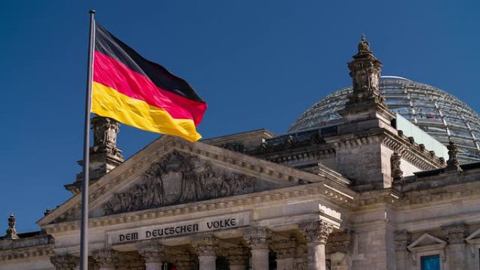 德国国旗在德国国会大厦前的超慢动作