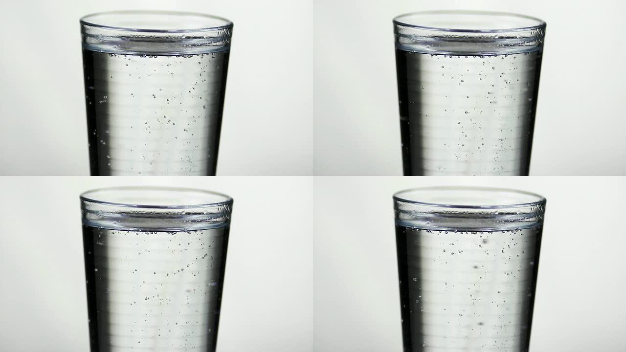 慢动作：一杯水一杯水气泡