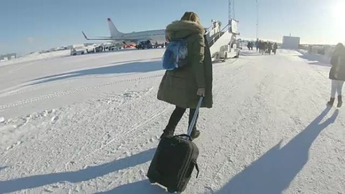 POV女人步行到机场的飞机上