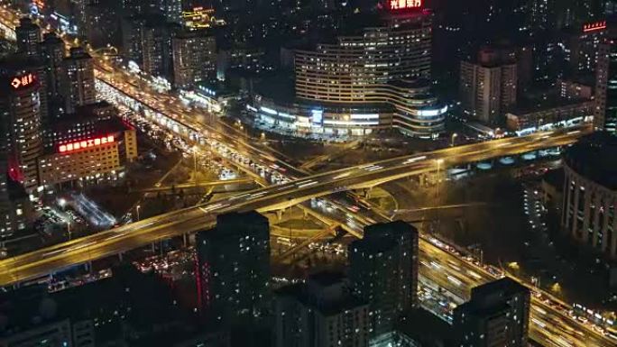 中国北京航天大桥夜间河佐路交叉路口的T/L