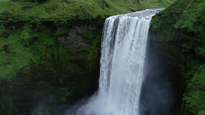 冰岛流动的巨大大型瀑布Skogafoss的鸟瞰图