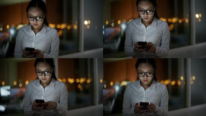 浏览互联网的年轻亚洲女性