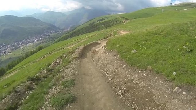 在山上骑自行车的极端下坡