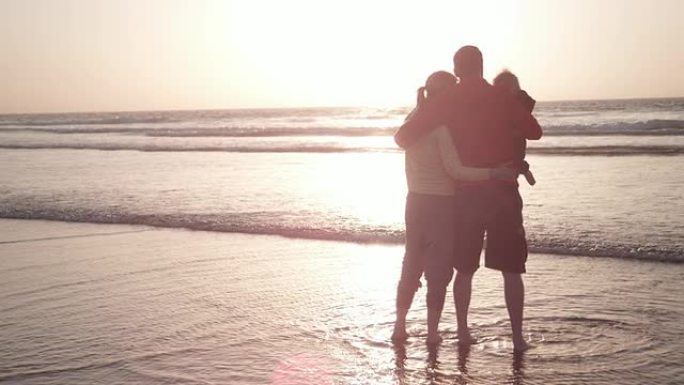 海滩上的一家人