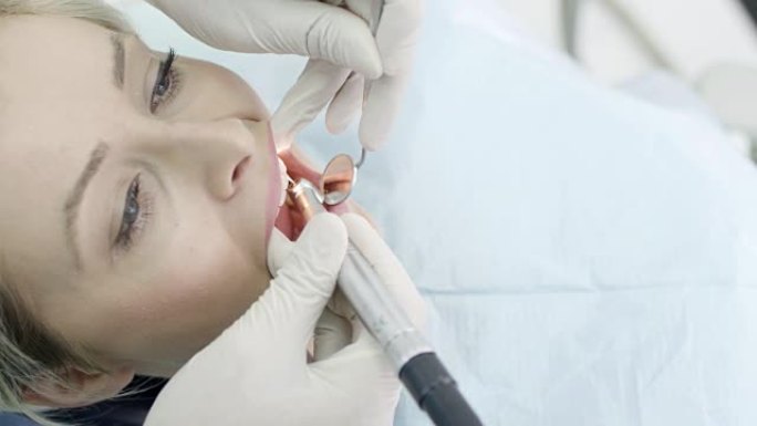 牙医的年轻女子牙科医生医院拔牙种牙洗牙