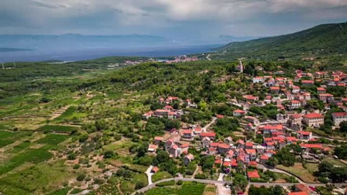 空中: 地中海景观与村庄，赫瓦尔-克罗地亚
