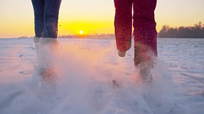 SLO MO人们在雪地里玩得很开心