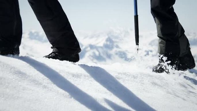 登山者在山上的雪地上行走