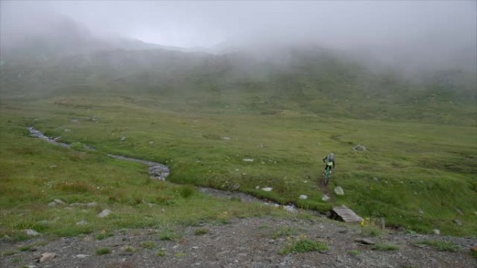 山地自行车手在高山地带驾驶