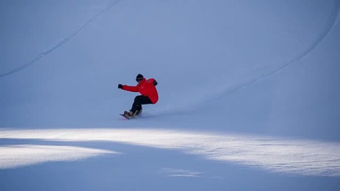 滑雪者做粉雪转向冰雪极限