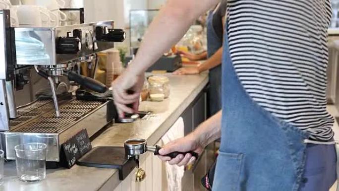 咖啡师使用portafilter在咖啡馆煮咖啡