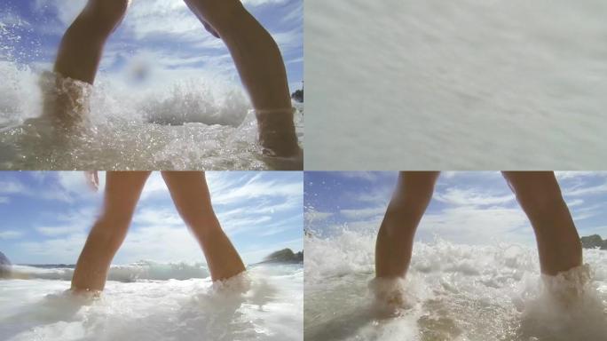 SLO MO女人的腿在海里