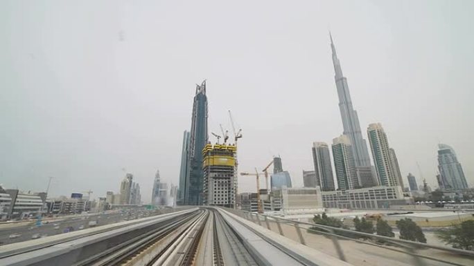 POV迪拜地铁沿哈利法塔运营