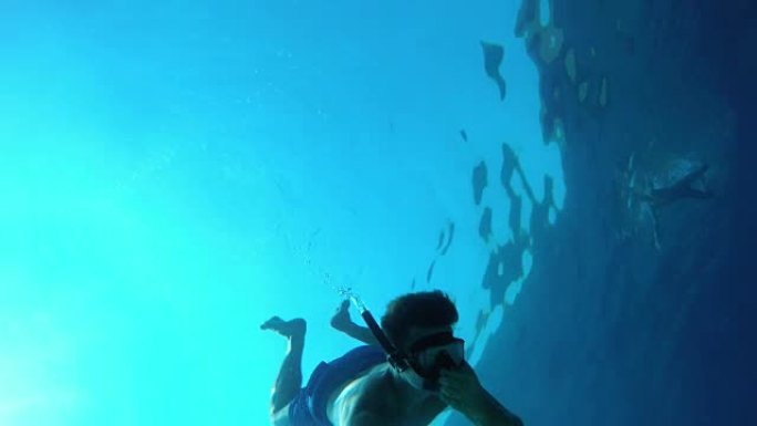 POV男子在潜水到海底时自拍