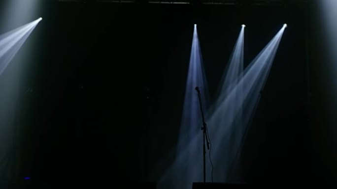 WS聚光灯在空荡荡的舞台上照亮麦克风