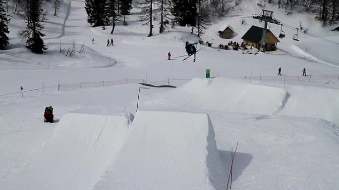 自由式滑雪运动员在雪地公园跳跃