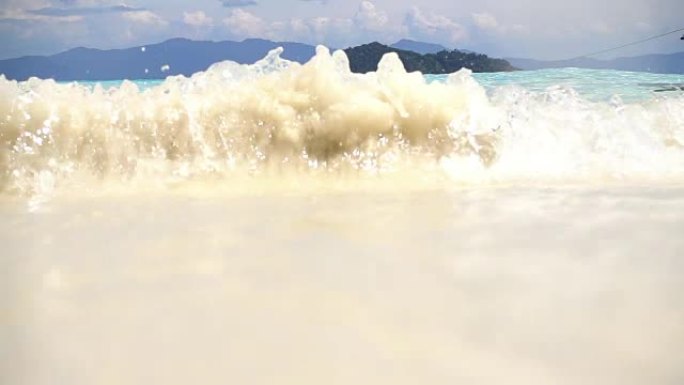 泰国白沙热带海滩上海浪的慢动作。