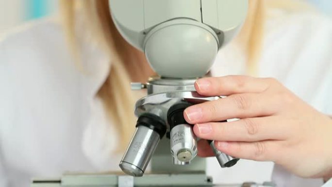 显微镜女科学家科研人员使用显微镜观测观察