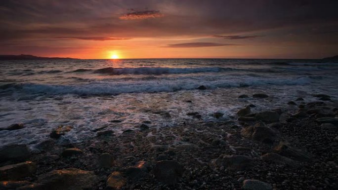 日落/日出海大海边浪花海岛拍打石头礁石