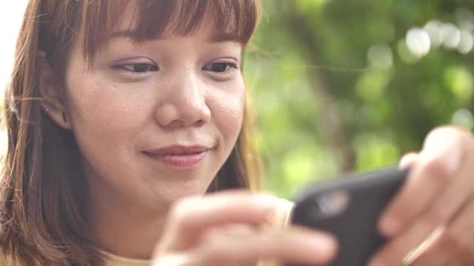 亚洲女性在看智能手机