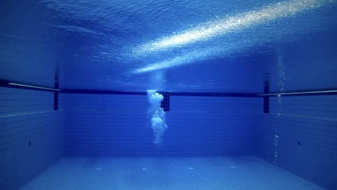 高空潜水员跳入水中