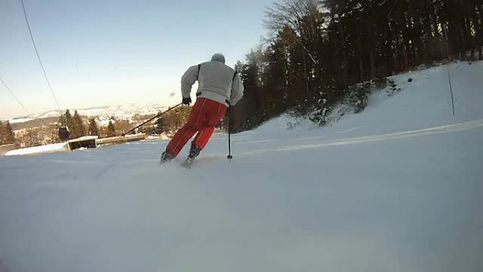 高清慢速运动：滑雪板后面的雪雾