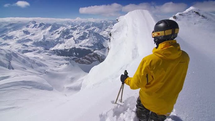 山顶上的滑雪运动员指向视野