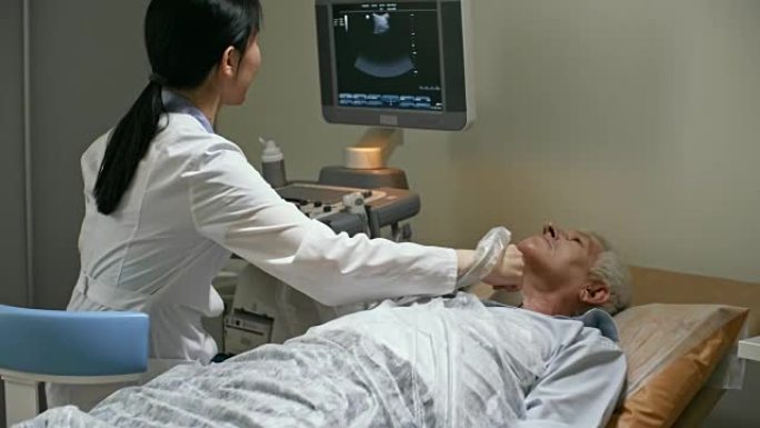 女医生做高龄患者颈部超声扫描