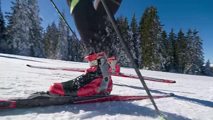 越野滑雪运动员滑板滑雪上坡